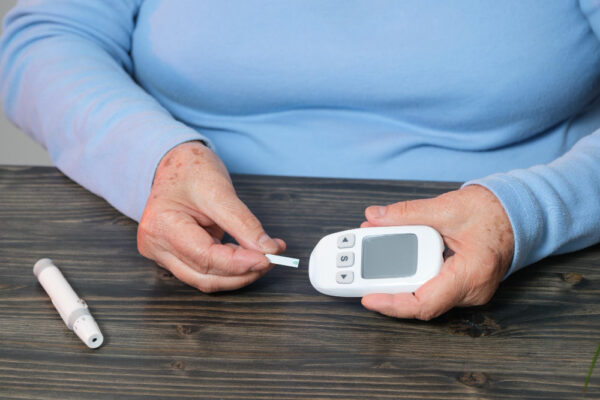 starsza kobieta mierząca sobie cukier | operacja zaćmy łódź