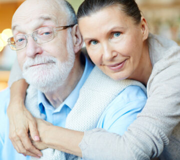 starsza para przytulająca się | operacja zaćmy łódź